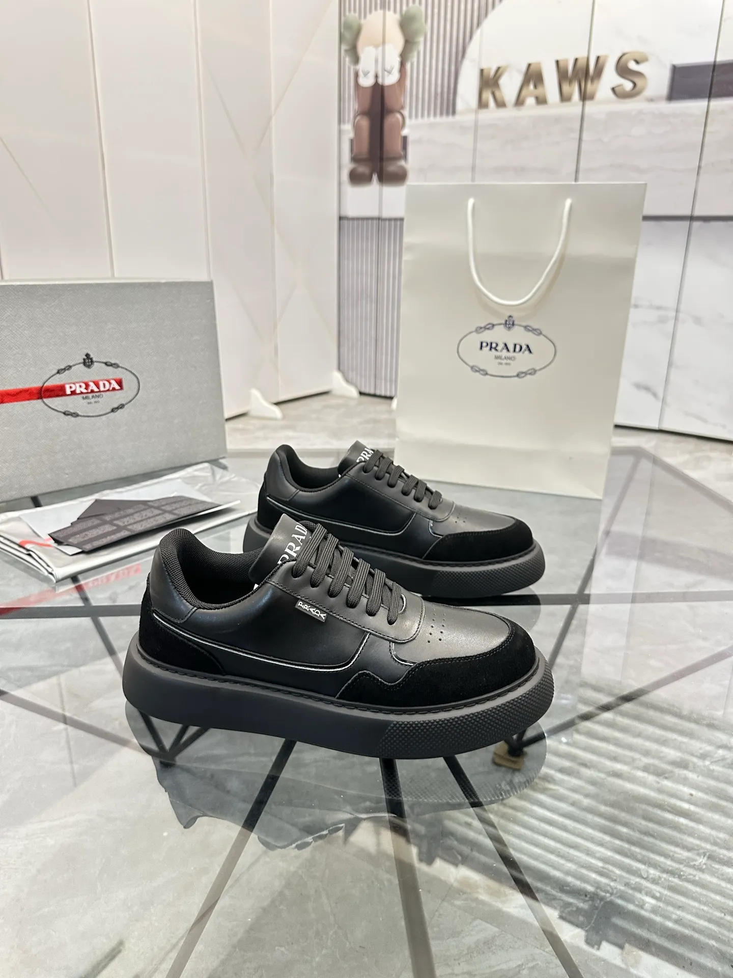 Men's shoes: 💰P580¥ High-end top quality Product trademark: Prada *"Prada*" low-top casual shoes Regular size: 38-45 (can be customized to 46) Product materials: imported first-layer cowhide stitching nubuck leather upper, breathable lining, cowhide foot pads, original ultra-light foam outsole. No.: 001
